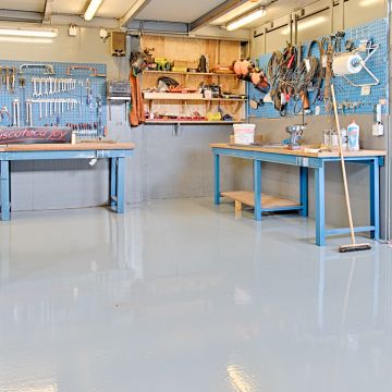 Een kleine garage met een vloercoating van Flow Resin